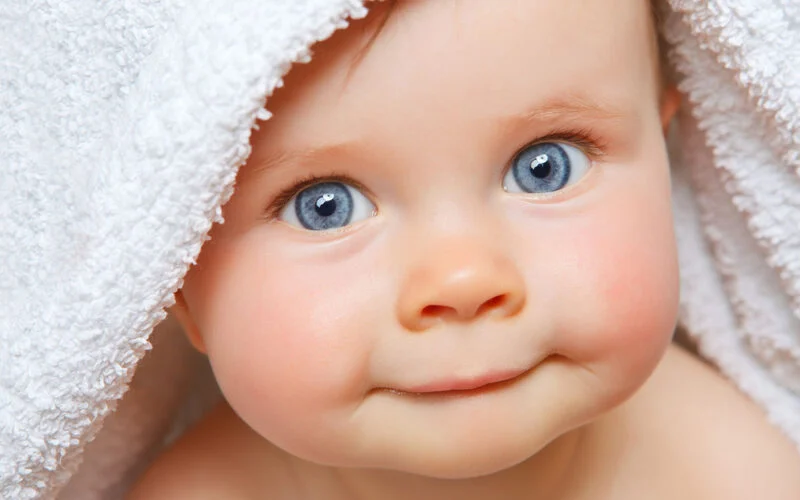 Woman changes her own eyes to give birth to blue-eyed baby