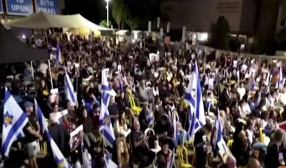 Anti-government protests erupt over delay in Israeli prisoner release deal