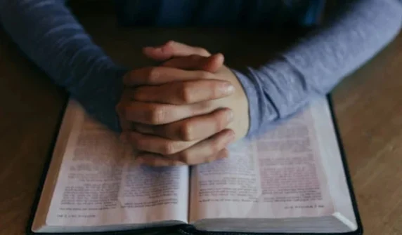 Gang arrested for creating 'miracle prayers' on AI