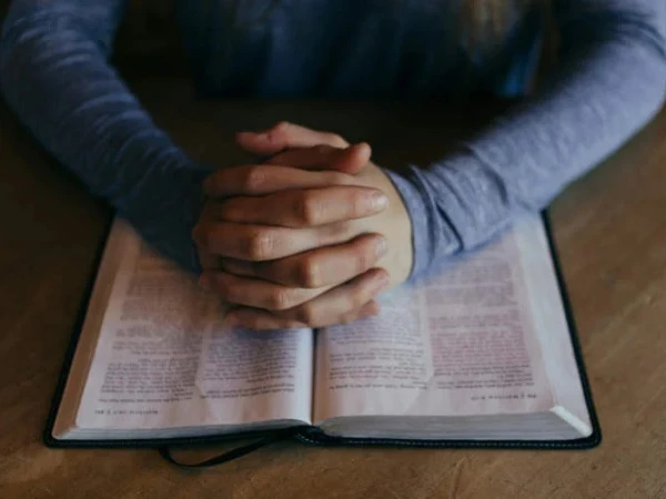 Gang arrested for creating 'miracle prayers' on AI