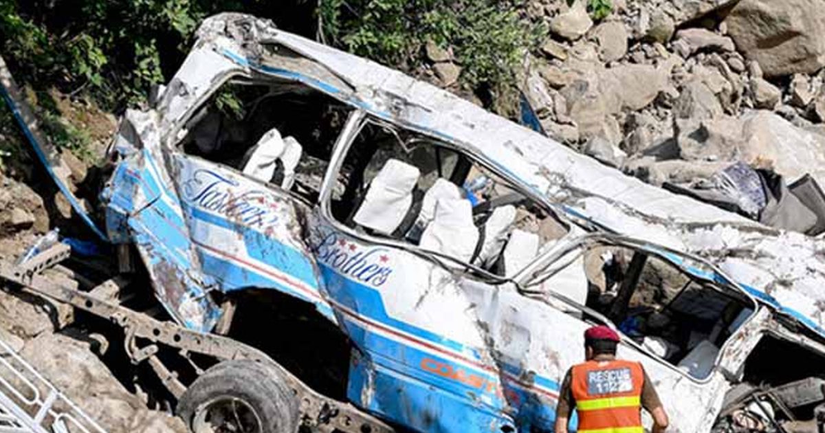 7 killed in collision between coach and LPG truck