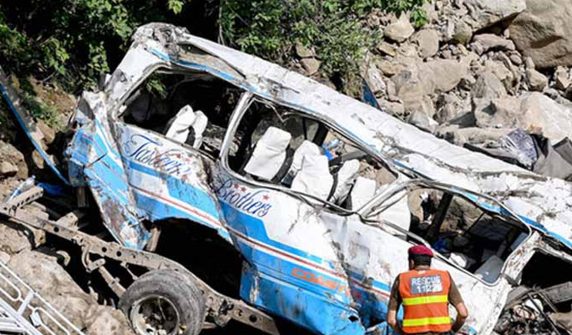 7 killed in collision between coach and LPG truck