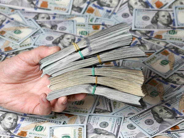 Factory worker in Russia mistakenly receives salaries of all employees
