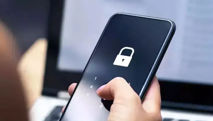 Courier company ordered to return mobile to customer and pay fine