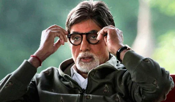 How much profit did Amitabh Bachchan make by selling 2 apartments?