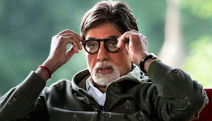 How much profit did Amitabh Bachchan make by selling 2 apartments?