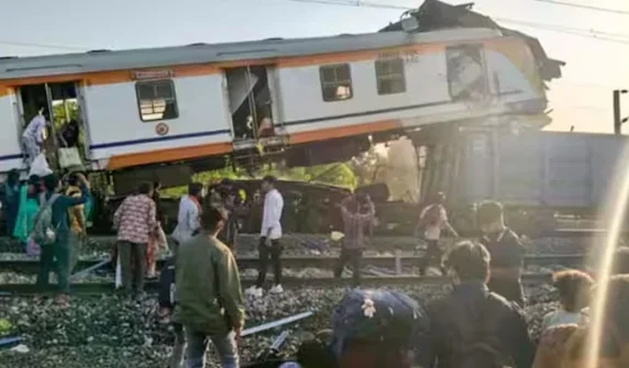 11 killed in collision between passenger and cargo train in India