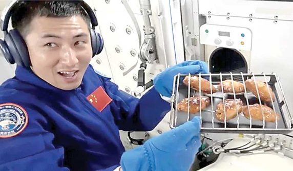 Chinese astronauts have a barbecue party in space!