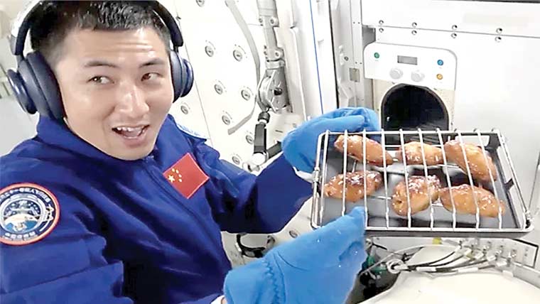 Chinese astronauts have a barbecue party in space!