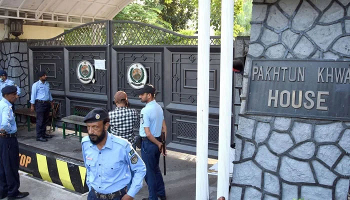 Islamabad Police reaches KP House regarding arrest warrants for PTI leaders