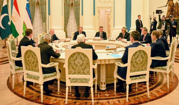 Ishaq Dar meets Putin
