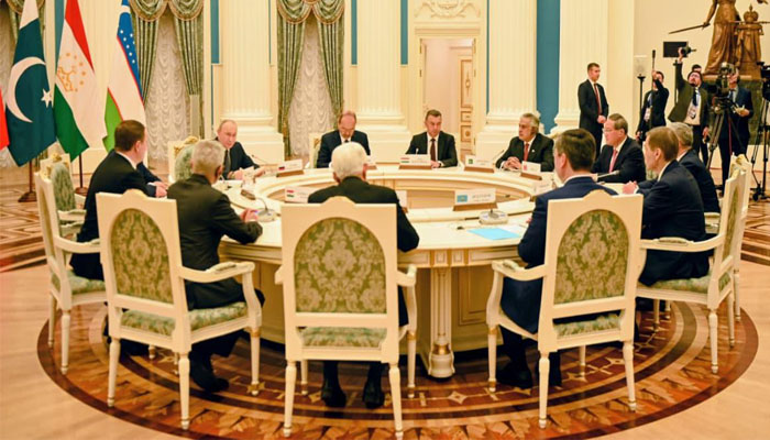 Ishaq Dar meets Putin