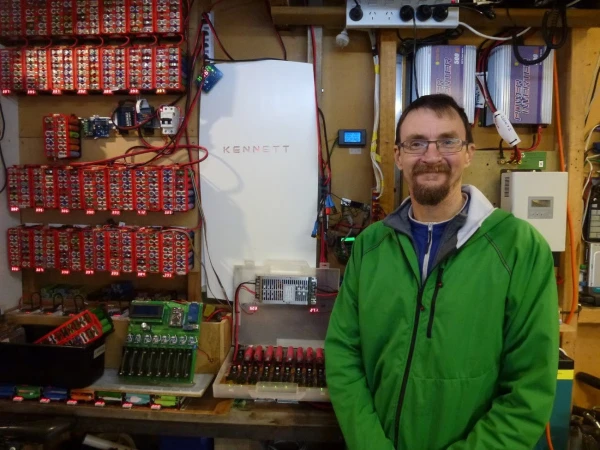 man powers his home with laptop batteries
