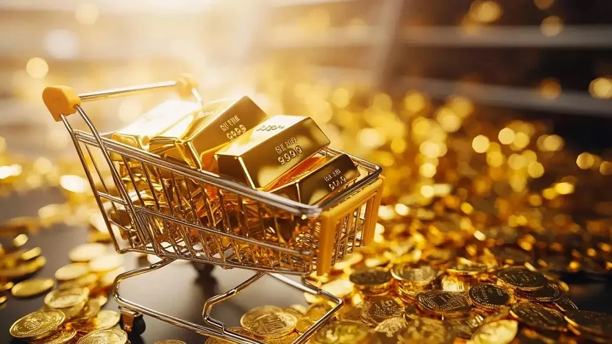 A huge increase of Rs 7,700 in the price of gold per tola