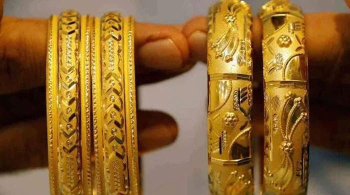Gold becomes cheaper by Rs 7,000 per tola