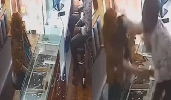 Female thief sprays chili peppers in shopkeeper's eyes