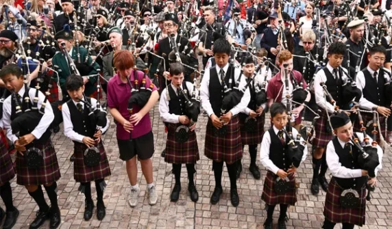 374 bagpipers set sights on unique record