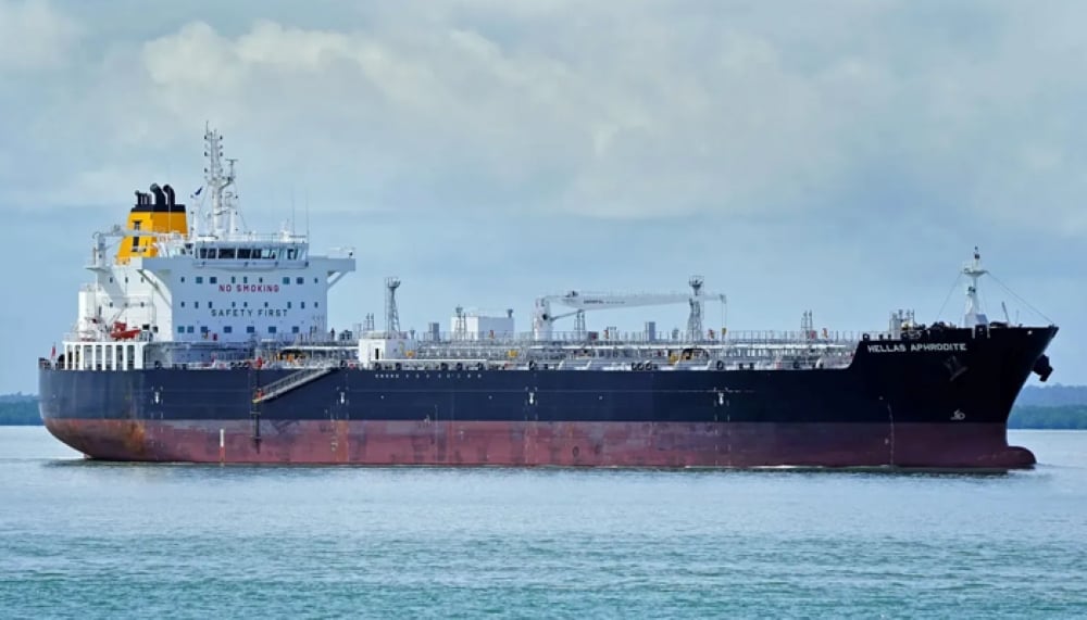 Pirates seize oil tanker near Somalia