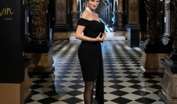 Princess Diana's wax statue becomes center of attention in Paris