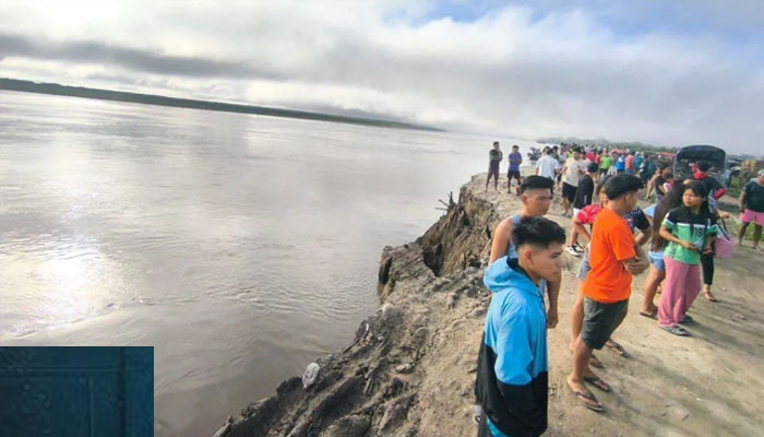 13 dead after 2 boats hit by landslide