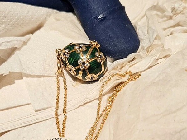 Police recover swallowed gold egg-shaped pendant