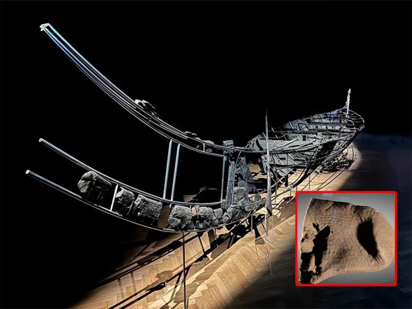 Mysterious fingerprint on boat