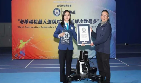 Robot sets Guinness World Record by playing badminton