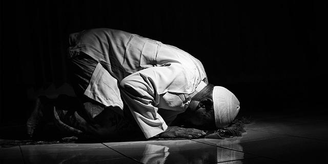 What benefits does prostration have for the mind?