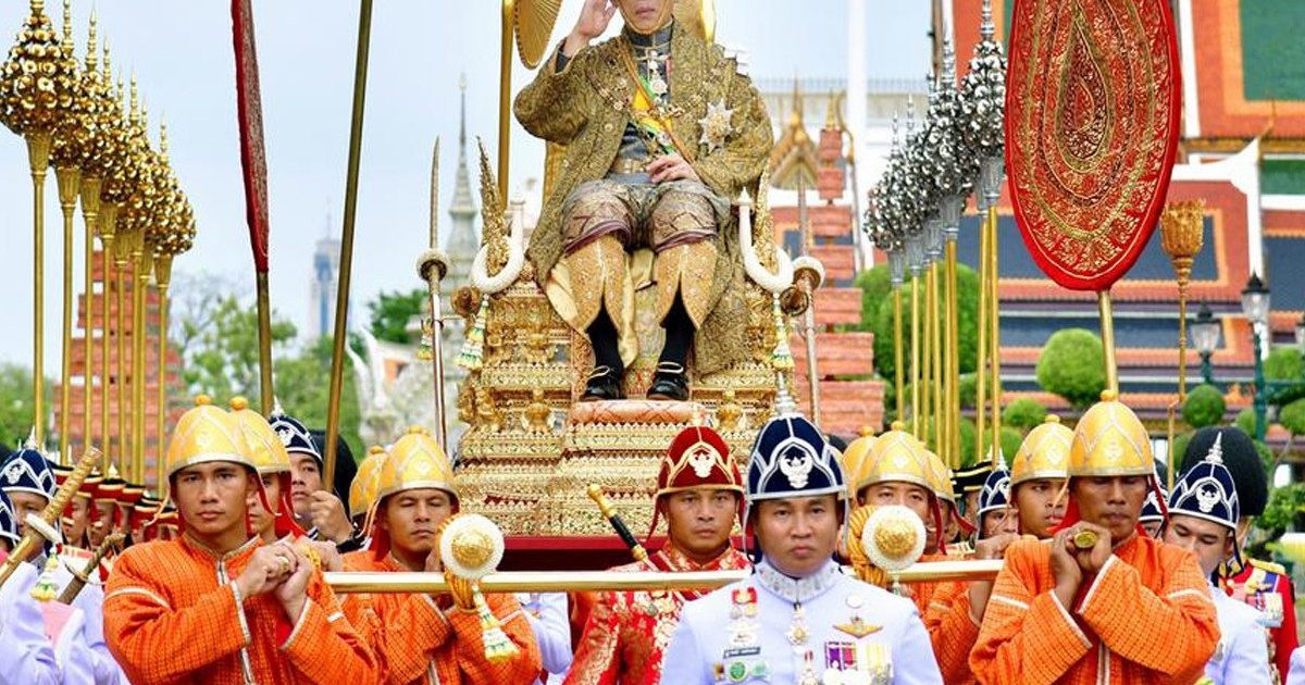 A king who lives a luxurious life and whose wealth is largely derived from rent