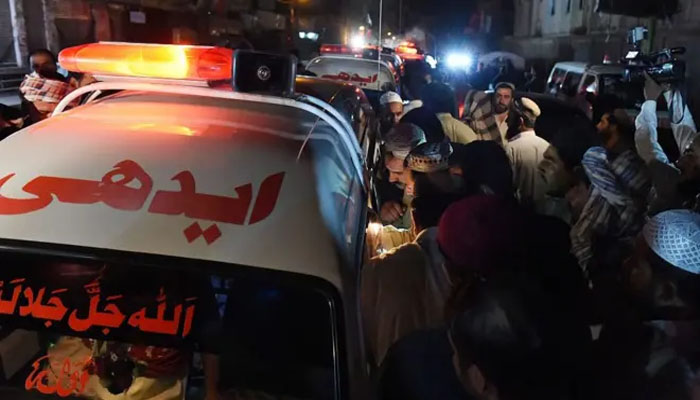 Three people died in a vehicle collision due to heavy fog on Mehran Highway