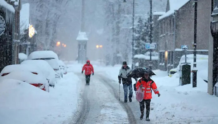 Heavy snowfall paralyzes life in Europe
