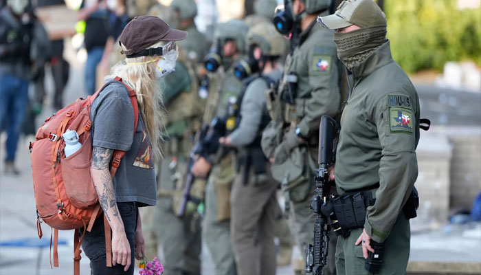 2 people injured in shooting by federal agents in the US city of Portland