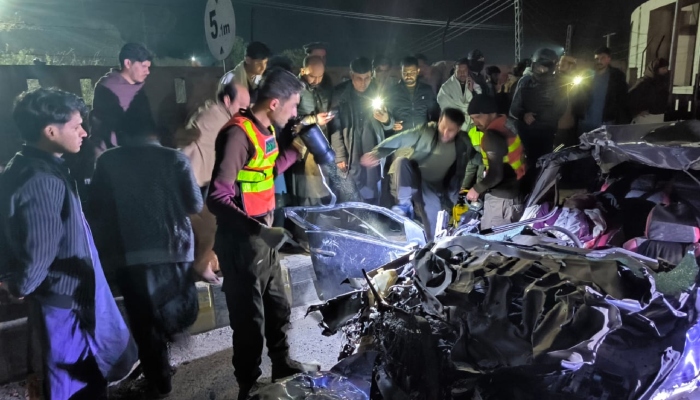 r: 5 friends killed in groom's car accident