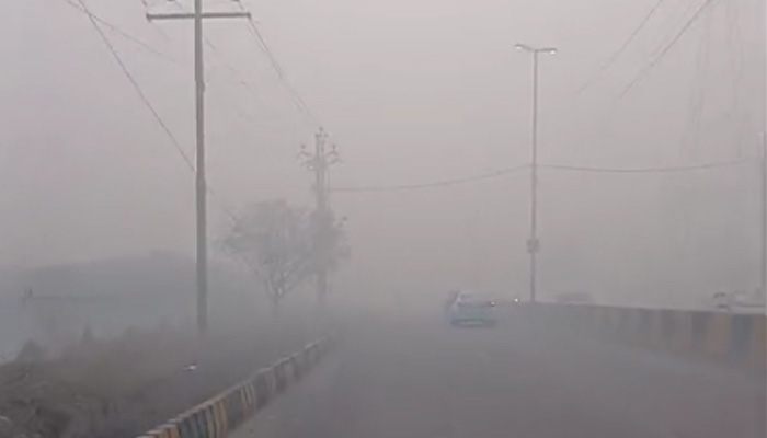 Fog in various areas of Karachi