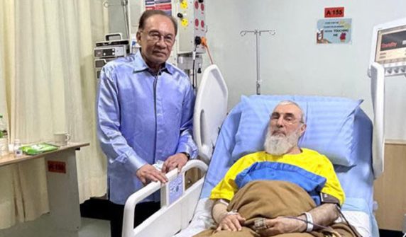 Malaysian Prime Minister arrives at hospital