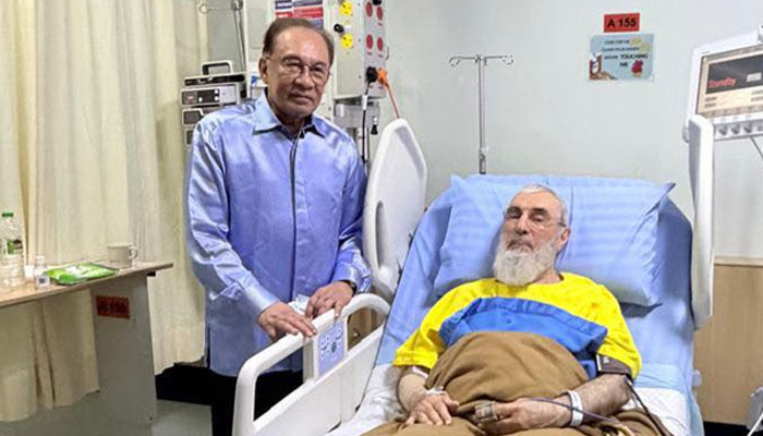 Malaysian Prime Minister arrives at hospital