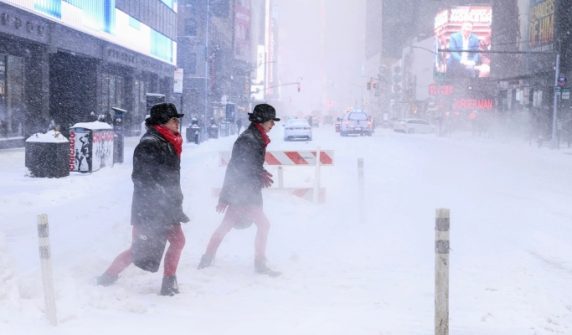 Severe snowstorm in America freezes life,