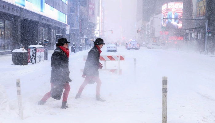 Severe snowstorm in America freezes life,