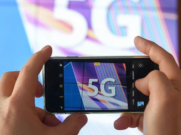 Decision to upgrade mobile phones to support 5G