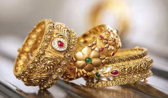 the price of gold in the country has decreased by Rs. 1,200.