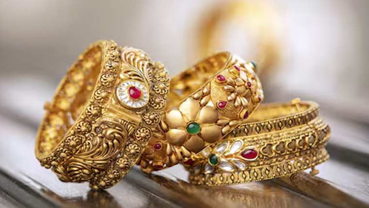 the price of gold in the country has decreased by Rs. 1,200.