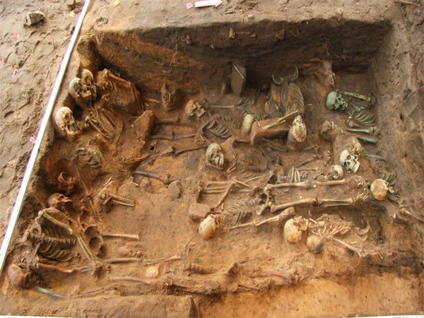 Mass grave of thousands of people
