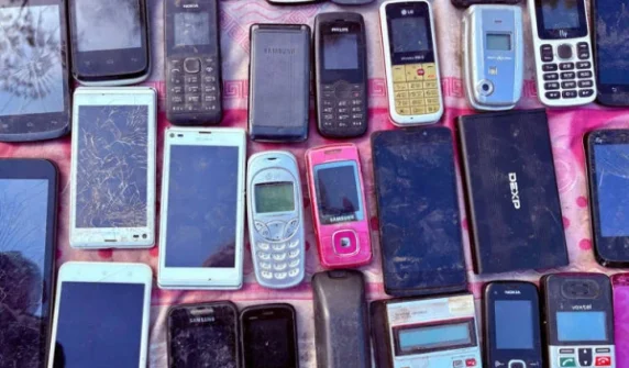 Delivery of ordered Nokia phones received after 16 years