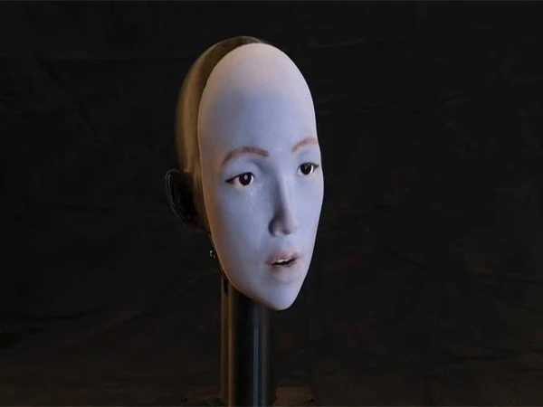 Robot that imitates human lip movements developed
