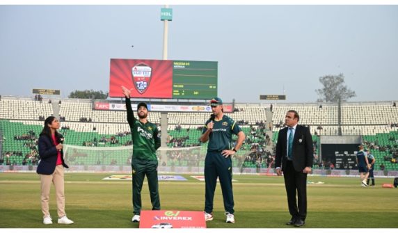 Pakistan wins toss and elects to bat against Australia