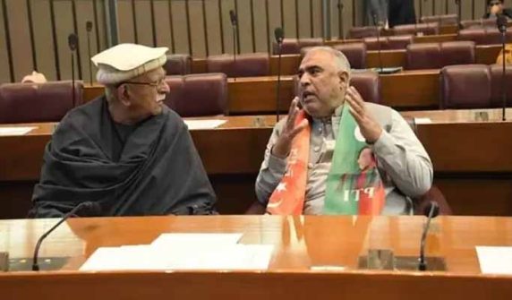 Mahmood Achakzai and PTI leadership face to face