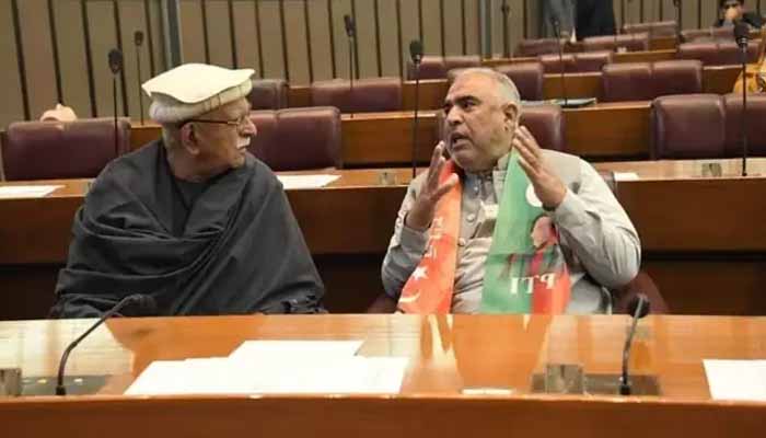 Mahmood Achakzai and PTI leadership face to face