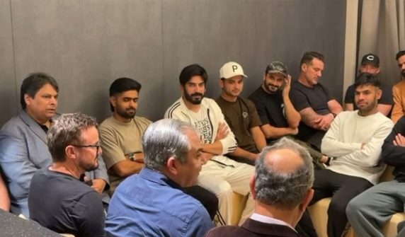 PCB Chairman meets national cricketers in Colombo