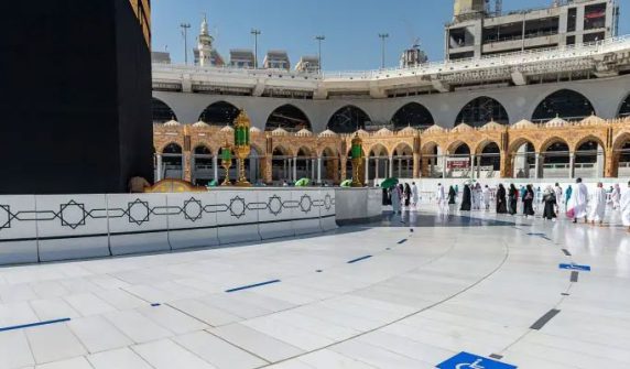 How does the marble of the Mataf of the Grand Mosque beat the heat?