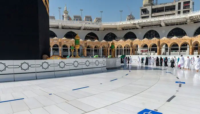 How does the marble of the Mataf of the Grand Mosque beat the heat?
